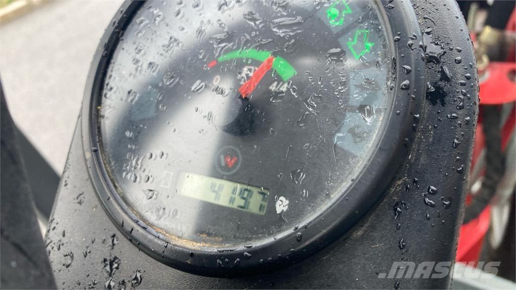 Weidemann 1160 フロントローダーとディガー