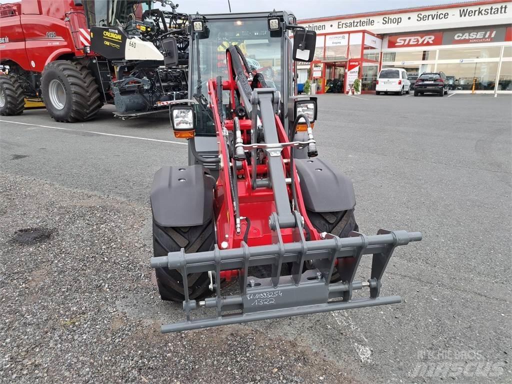 Weidemann 1260 LP フロントローダーとディガー
