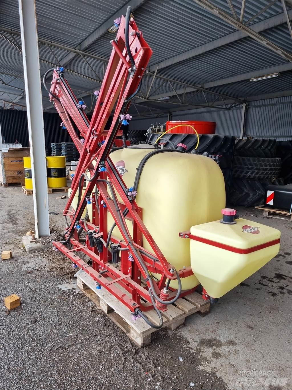 Hardi 800 牽引型スプレイヤー