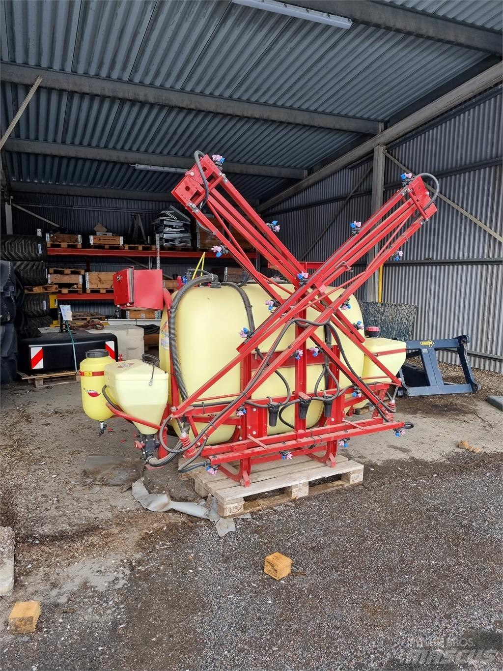 Hardi 800 牽引型スプレイヤー