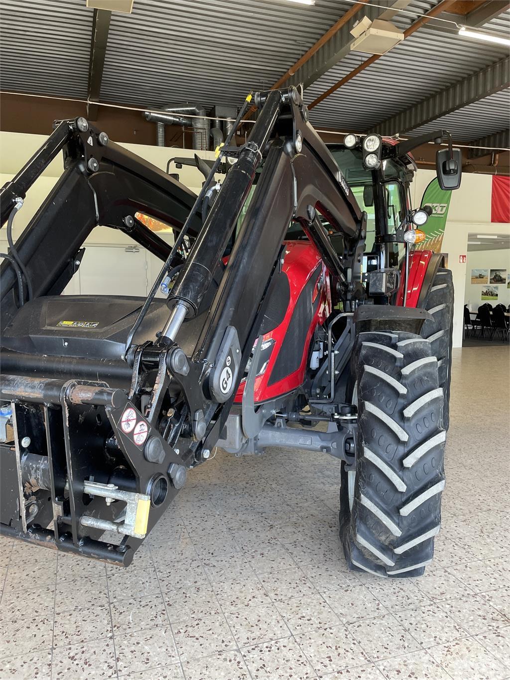 Valtra 135LH トラクター