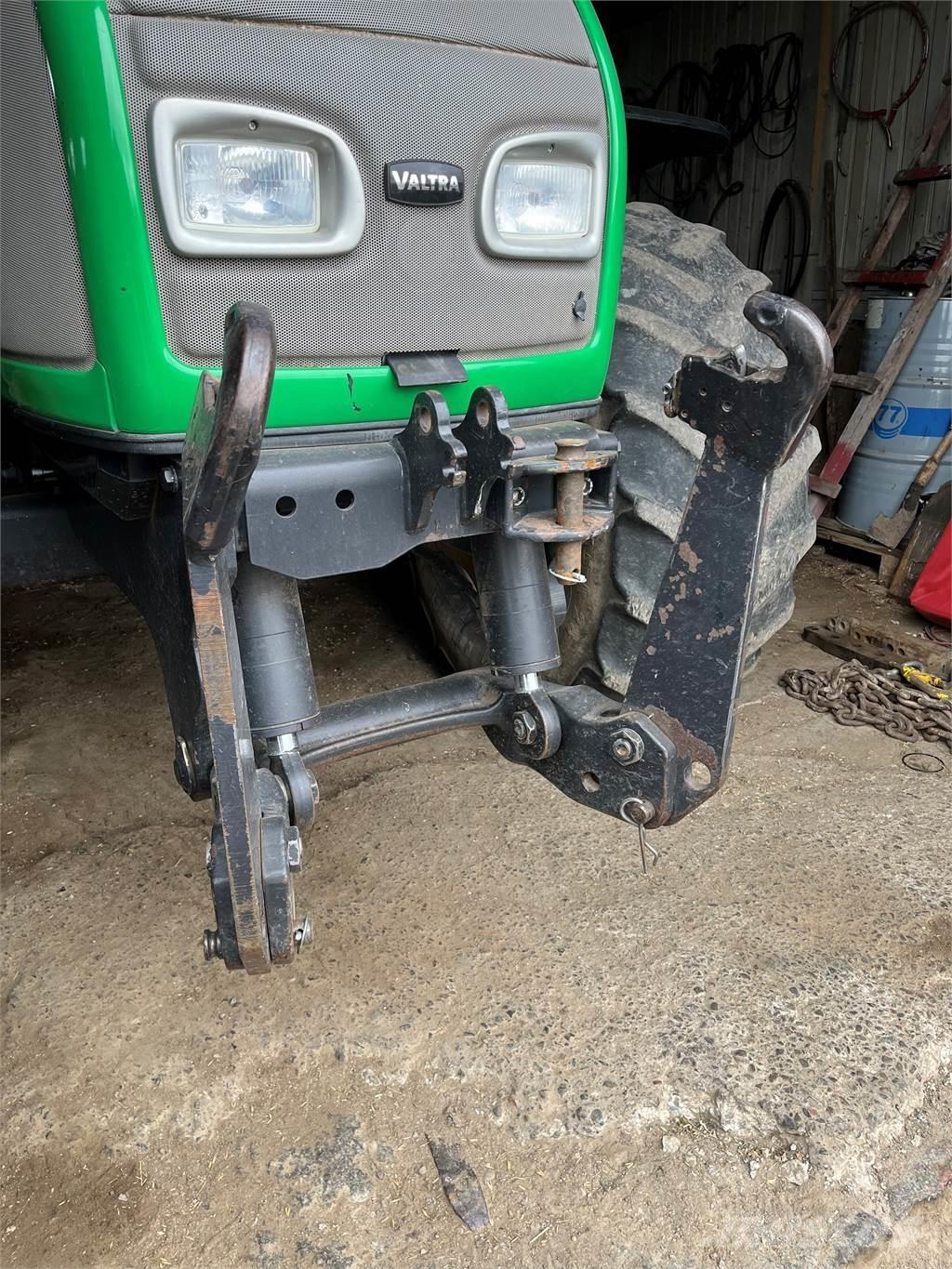 Valtra 170CH トラクター