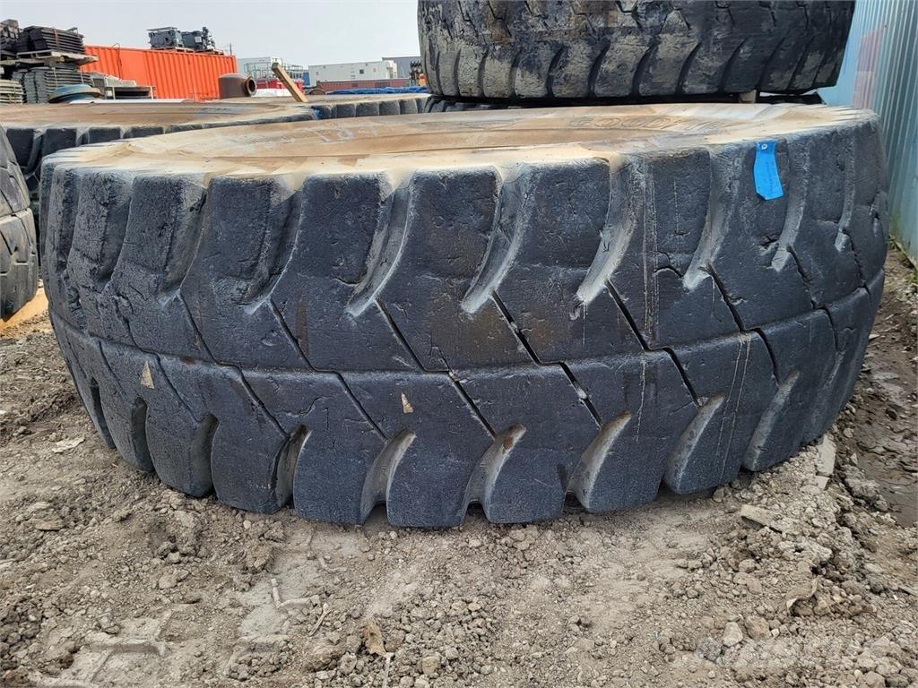 Goodyear RM-4B+ タイヤ、ホイル、リム