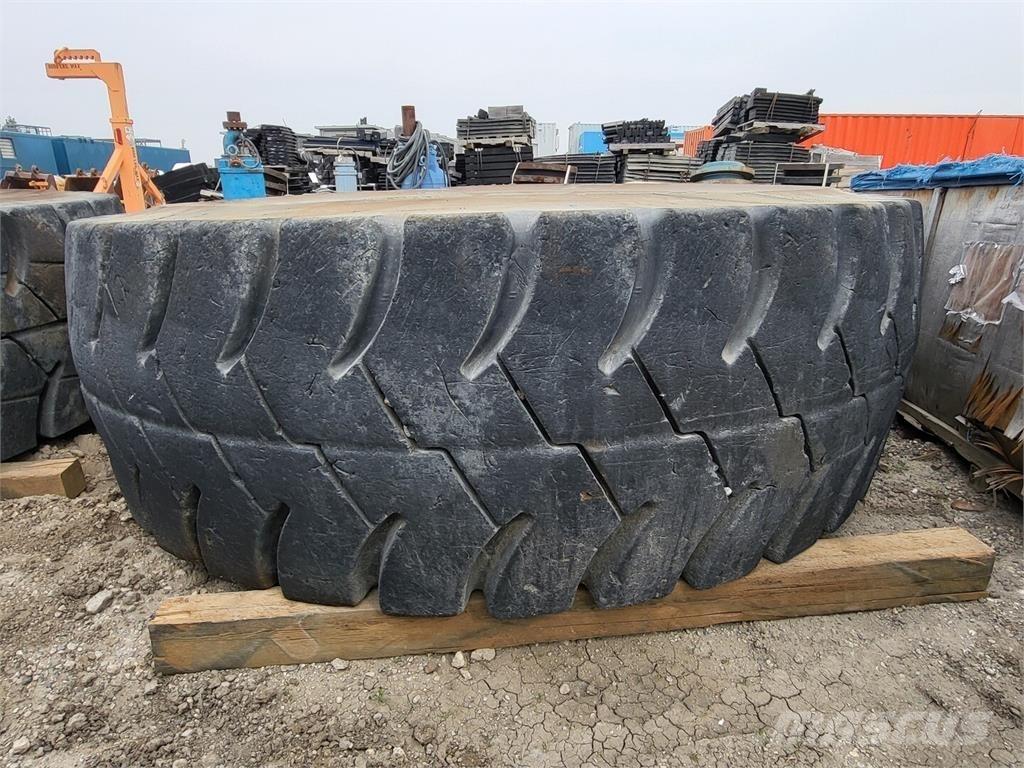 Goodyear RM-4B+ タイヤ、ホイル、リム