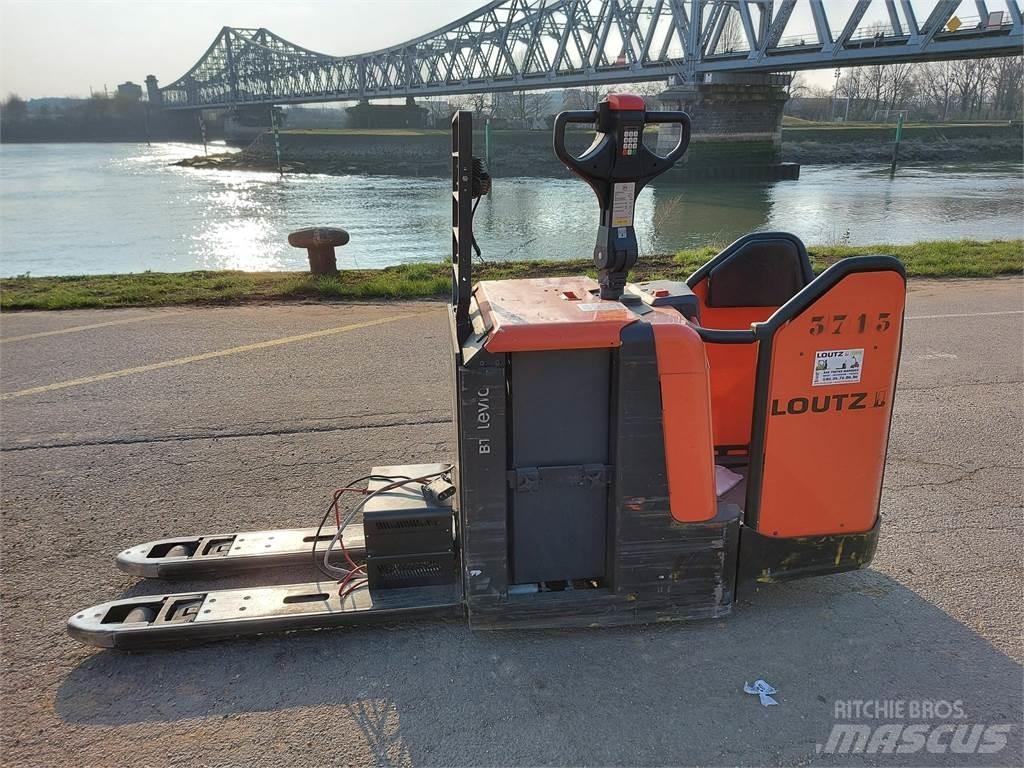 BT LPE240 自走式スタッカー