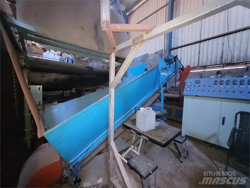  200 廃棄物圧縮機