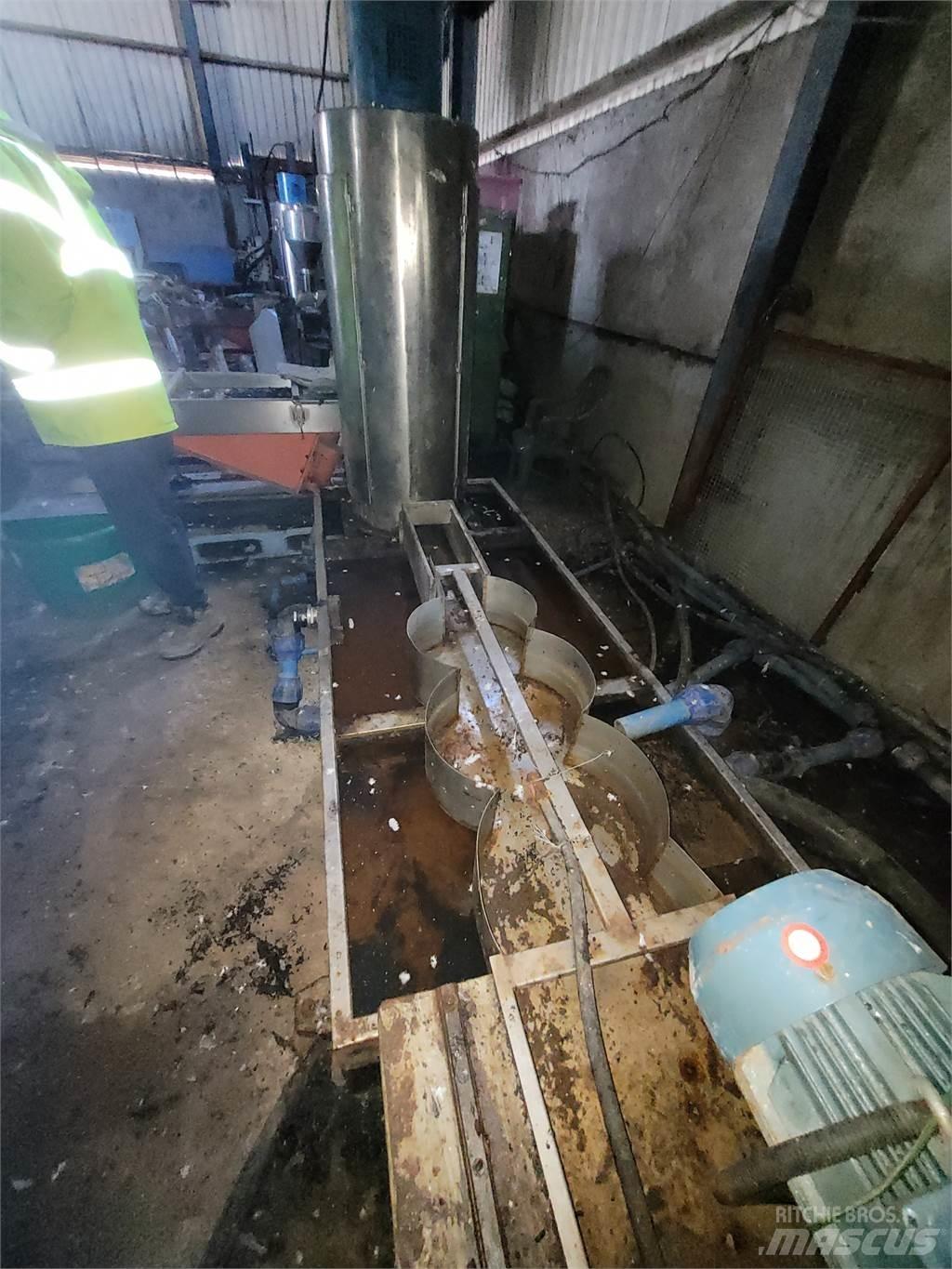 200 廃棄物圧縮機