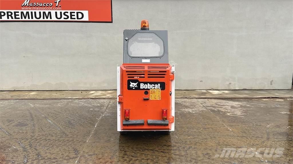 Bobcat S70 スキッドステアローダー