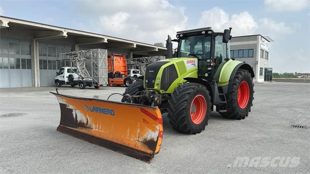 CLAAS Axion 810 4x4 スノーブレードとプラウ