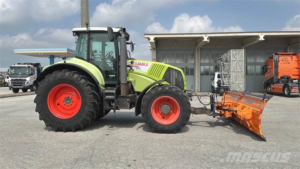 CLAAS Axion 810 4x4 スノーブレードとプラウ