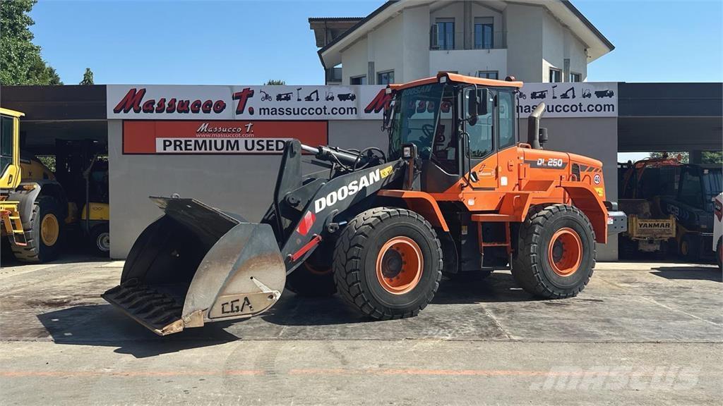 Doosan DL250-5 ホイールローダー・タイヤショベル