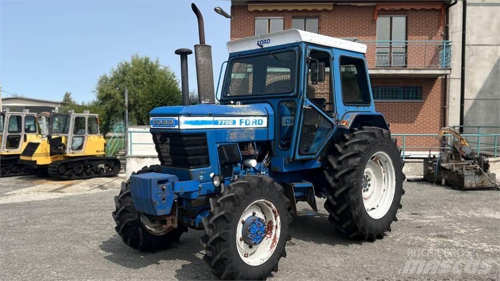 Ford 7700 4X4 スノーブレードとプラウ