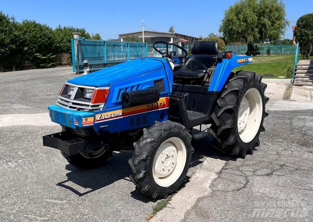 Iseki 240 4x4 スノーブレードとプラウ