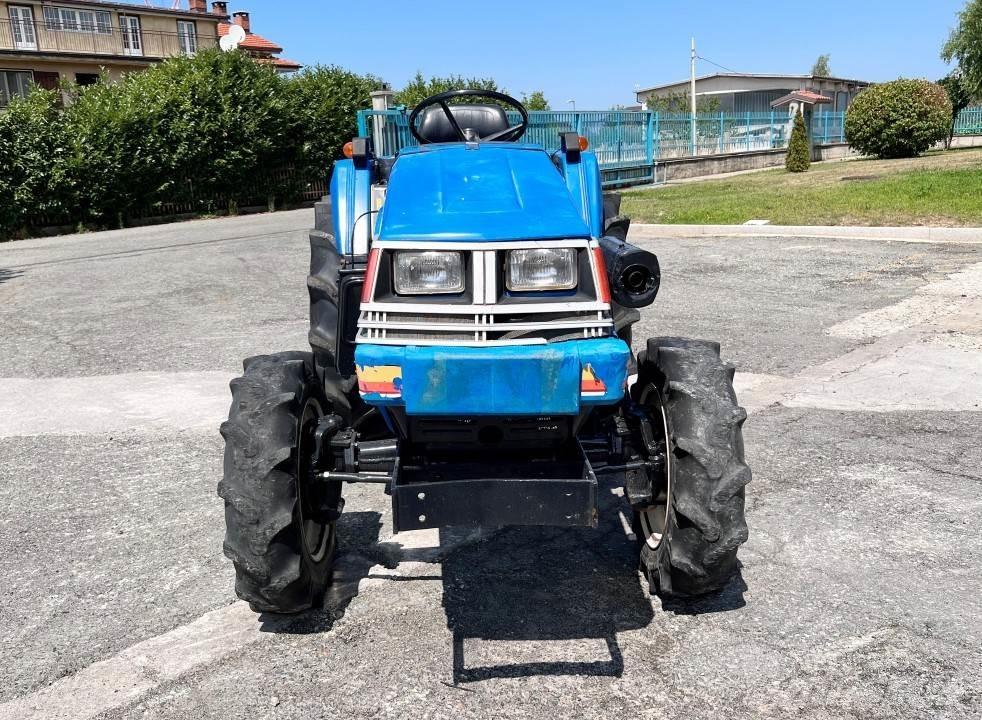 Iseki 240 4x4 スノーブレードとプラウ