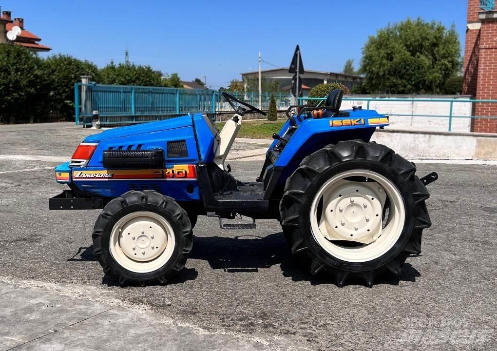 Iseki 240 4x4 スノーブレードとプラウ