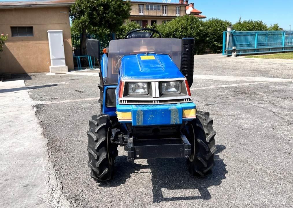 Iseki TU170F 4x4 スノーブレードとプラウ