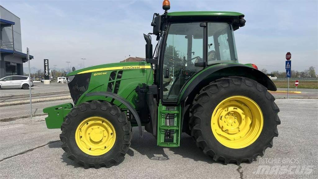 John Deere 6090MC 4X4 スノーブレードとプラウ