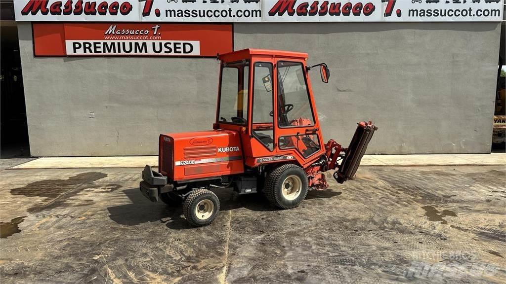 Kubota F2400 4X4 スノーブレードとプラウ