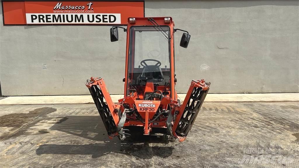 Kubota F2400 4X4 スノーブレードとプラウ