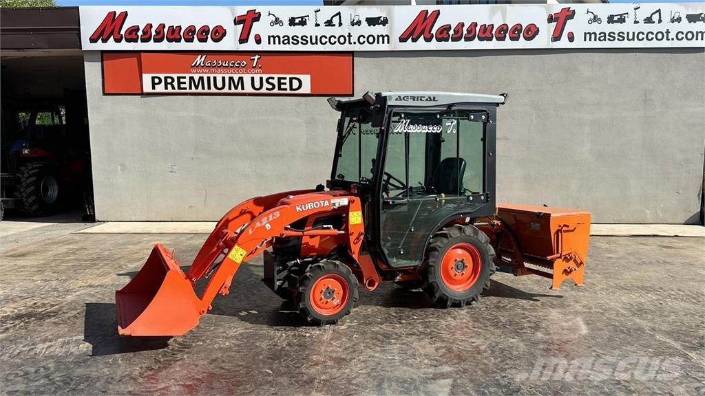 Kubota LA213FL 4x4 スノーブレードとプラウ