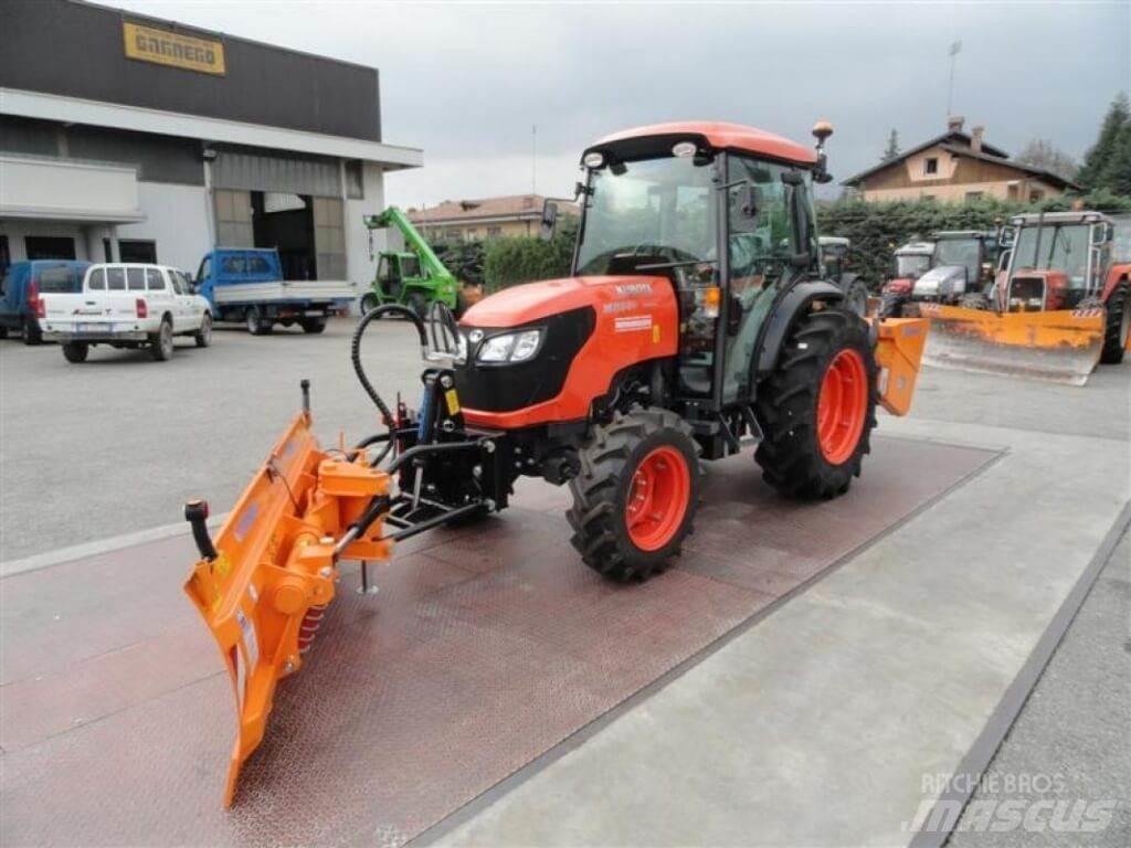 Kubota M 85.40 Narrow スノーブレードとプラウ