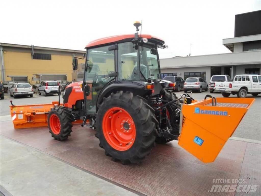 Kubota M 85.40 Narrow スノーブレードとプラウ