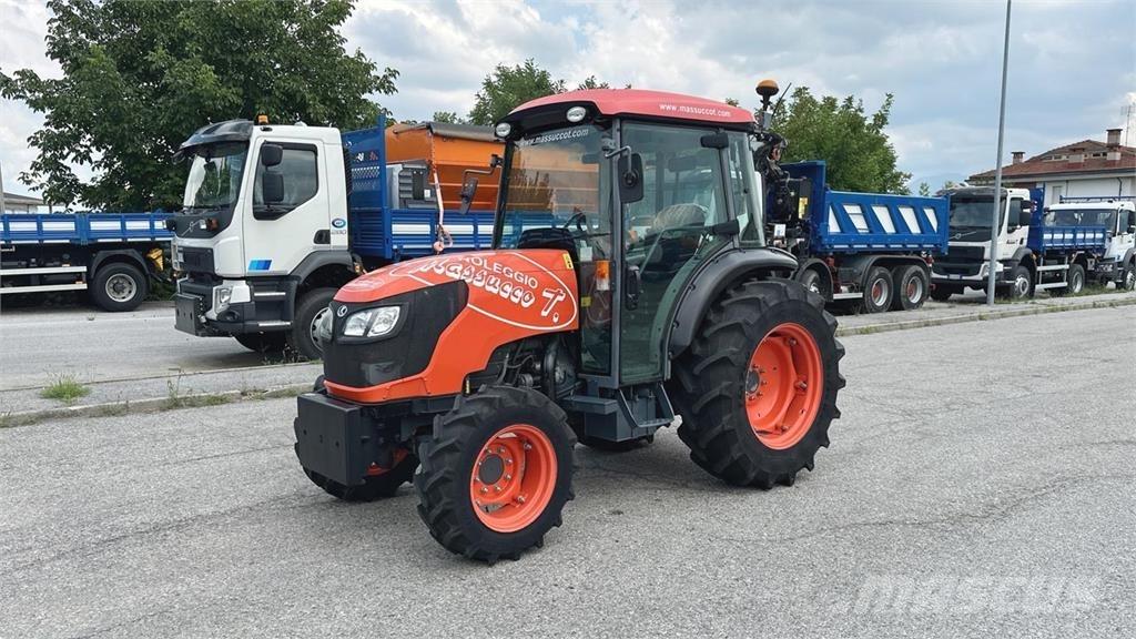 Kubota M8540N 4X4 スノーブレードとプラウ