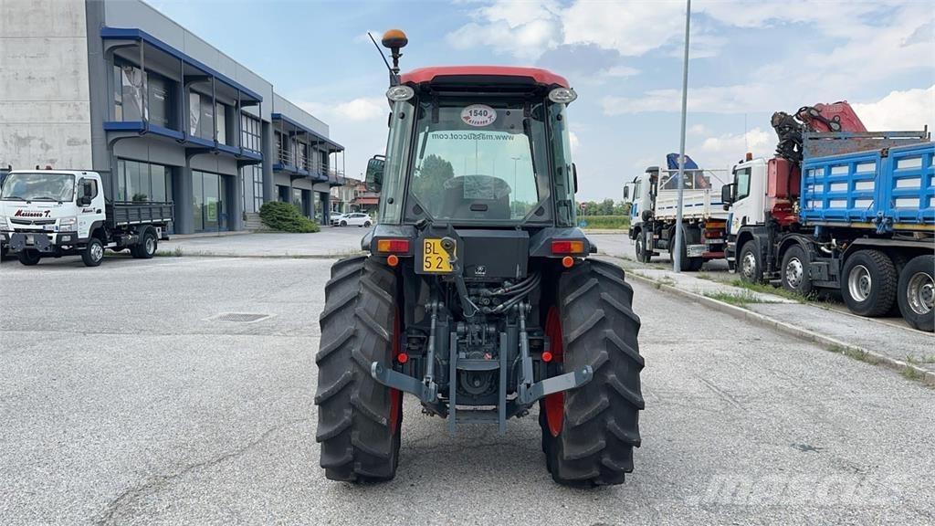 Kubota M8540N 4X4 スノーブレードとプラウ