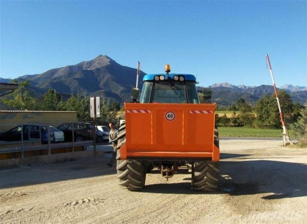 Landini LEGEND 135 スノーブレードとプラウ