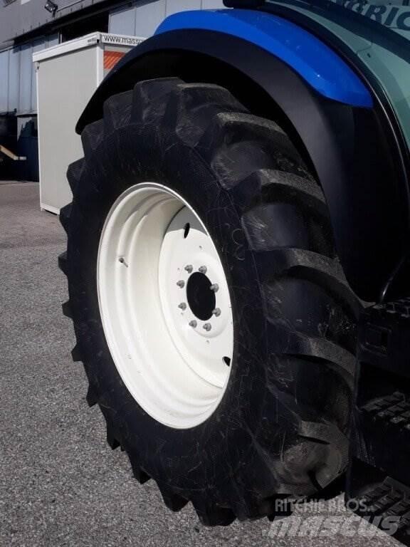 New Holland T6.165 スノーブレードとプラウ