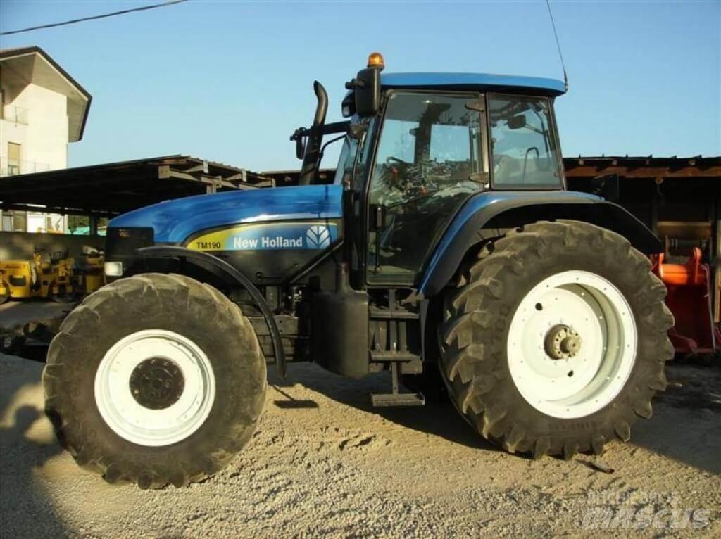 New Holland TM190 スノーブレードとプラウ