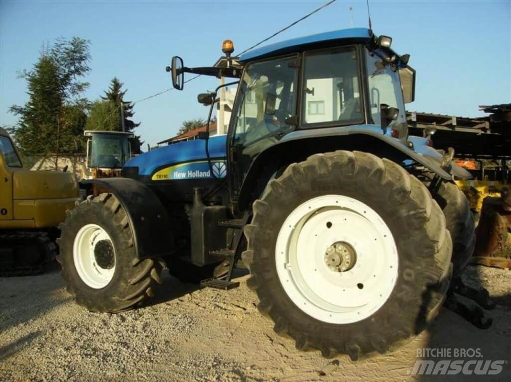 New Holland TM190 スノーブレードとプラウ