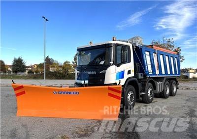 Scania P500 XT 8X4 スノーブレードとプラウ