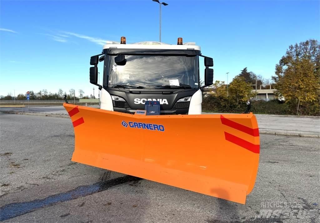 Scania P500 XT 8X4 スノーブレードとプラウ