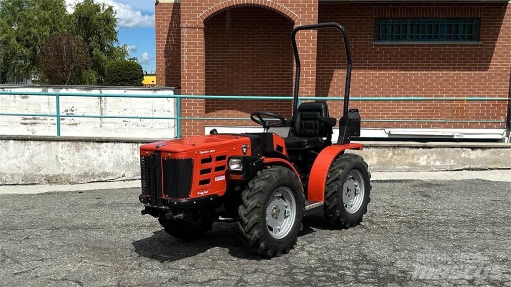  Tigretrac 3800 4x4 スノーブレードとプラウ