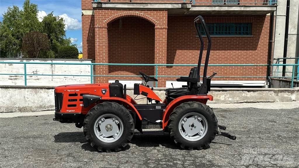  Tigretrac 3800 4x4 スノーブレードとプラウ