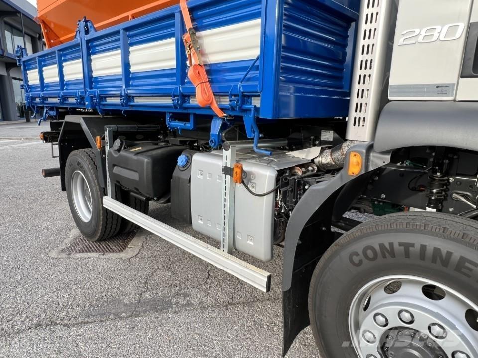 Volvo FL816-280 4X4 スノーブレードとプラウ