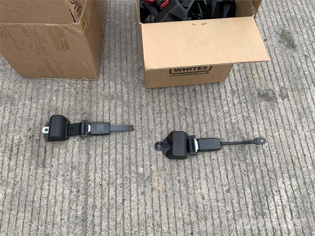  2 Boxes Of Seat Belts 農業機械 -　その他
