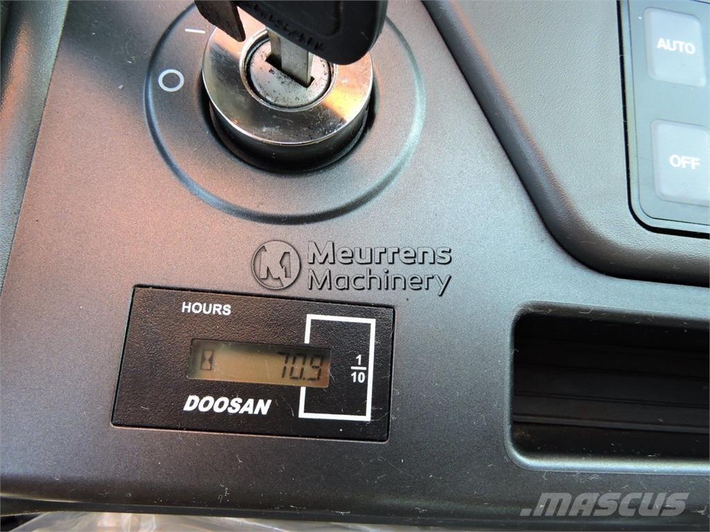 Doosan DX140LC 大型油圧ショベル12t以上（パワーショベル・ユンボ）