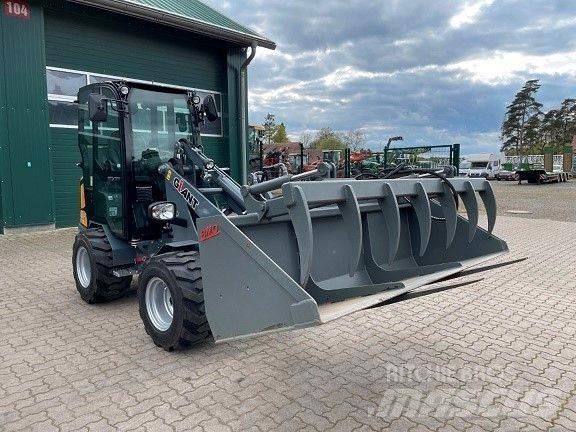 GiANT G2200 HD フロントローダーとディガー