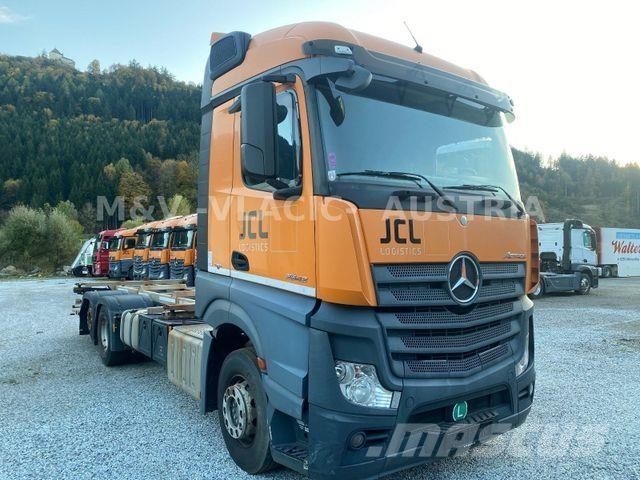 Mercedes-Benz 2542 キャブ付きシャーシ