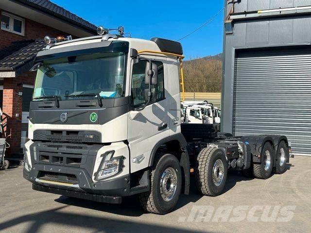 Volvo FMX 500 8x4 キャブ付きシャーシ