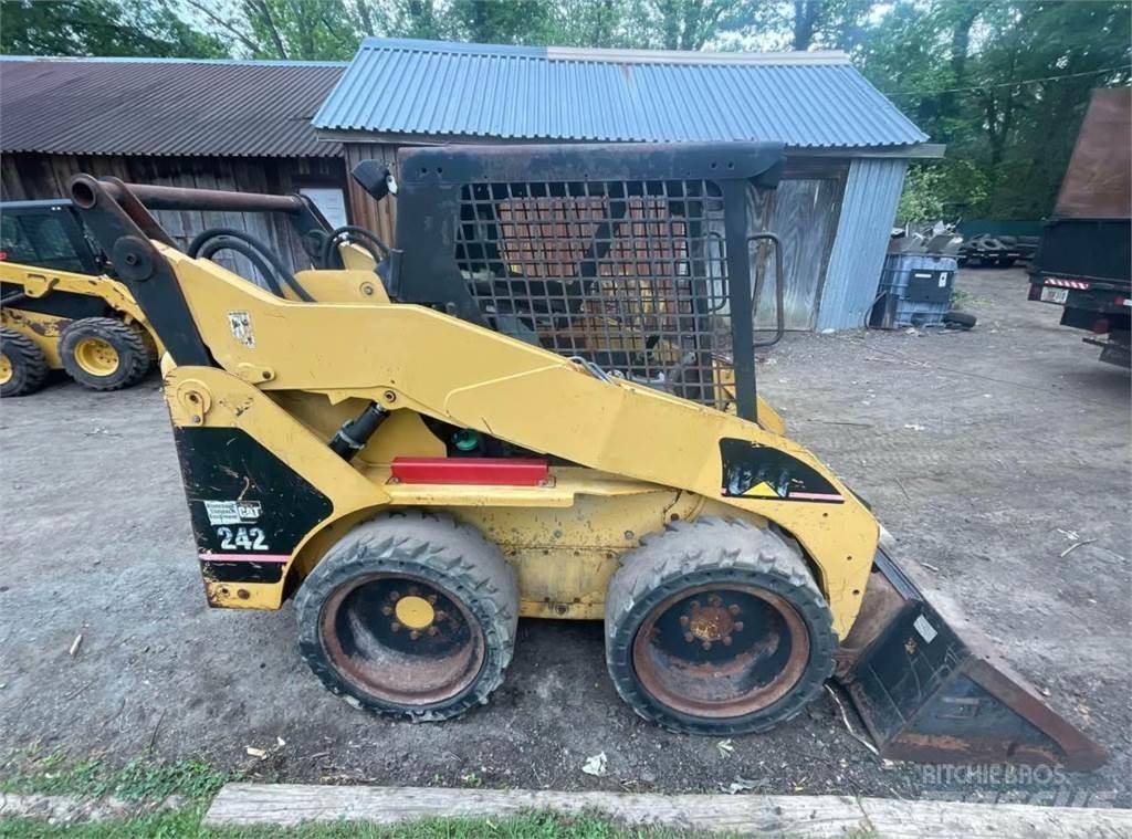 CAT 242 スキッドステアローダー