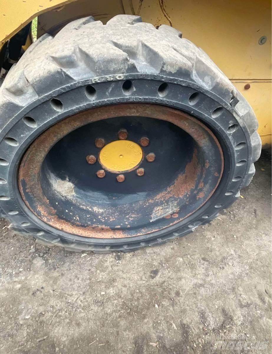 CAT 242 スキッドステアローダー