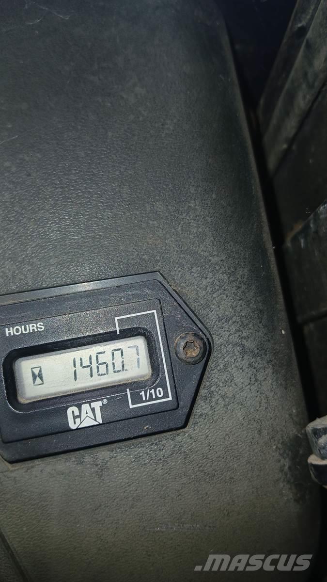 CAT 242 スキッドステアローダー