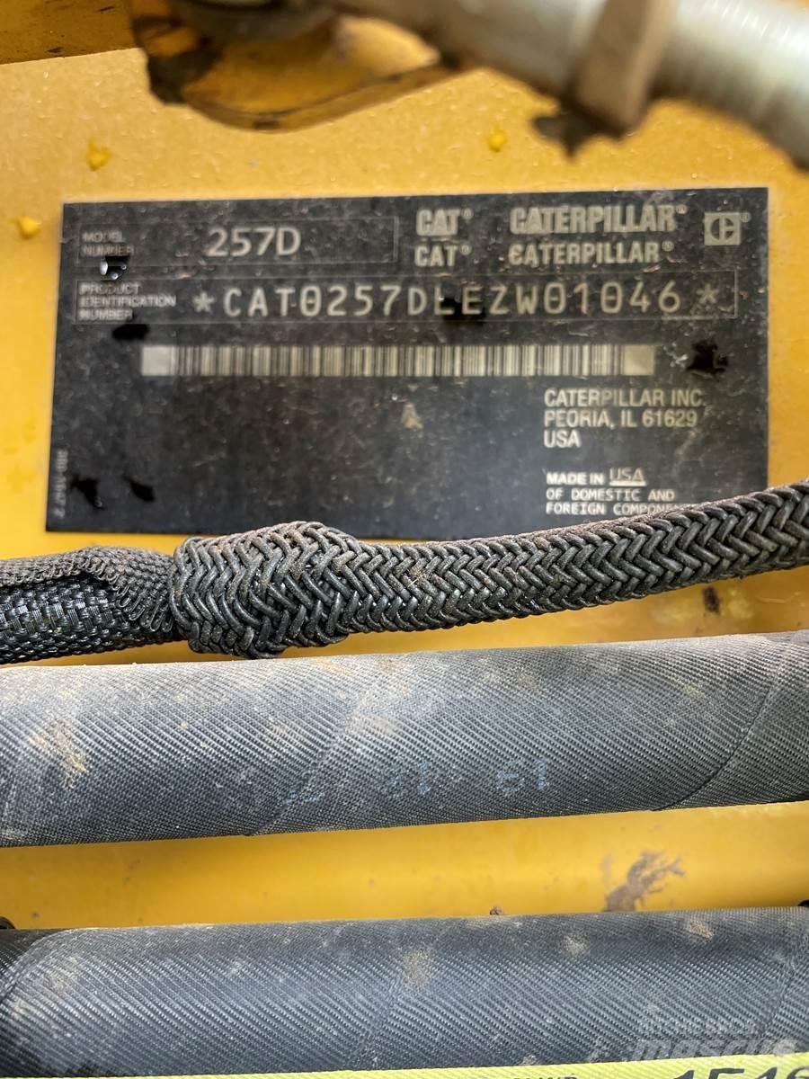 CAT 257D スキッドステアローダー