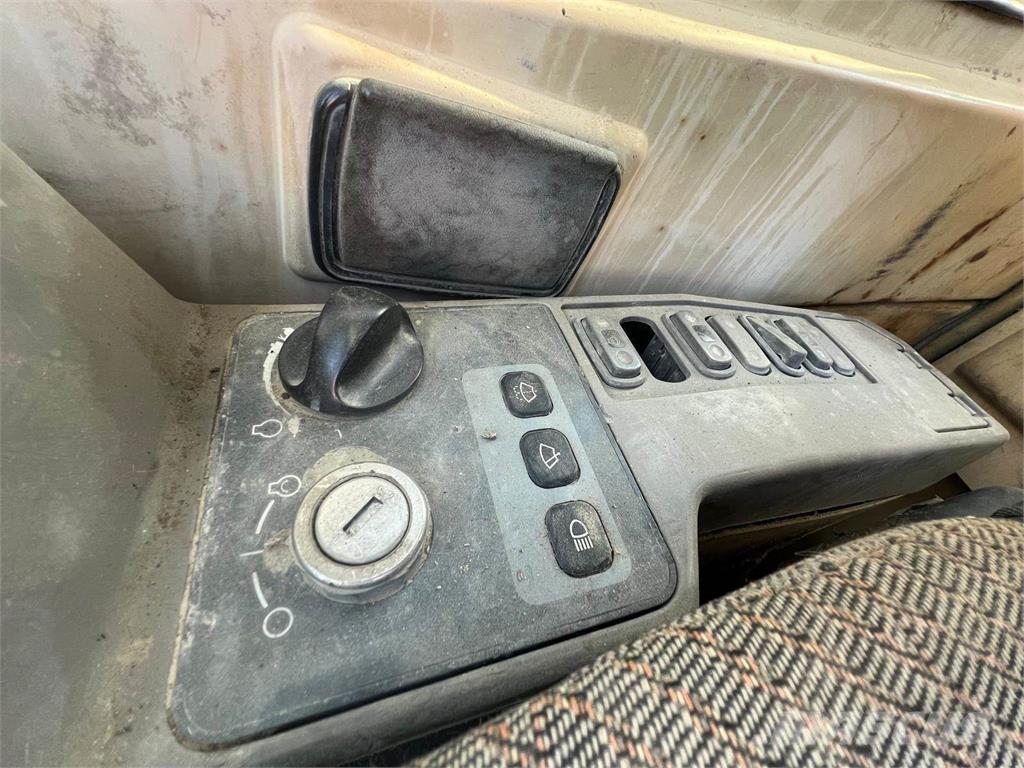 CAT 330BL 大型油圧ショベル12t以上（パワーショベル・ユンボ）