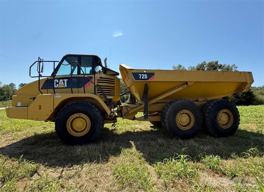 CAT 725 アーティキュレート式ダンプトラック