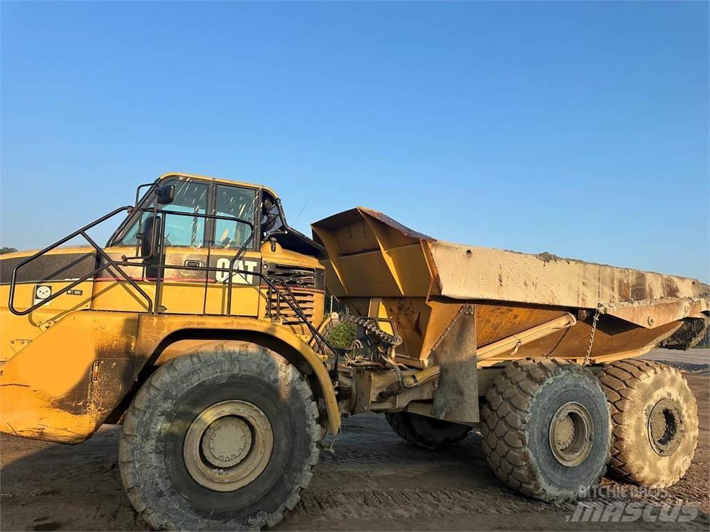 CAT 740 アーティキュレート式ダンプトラック