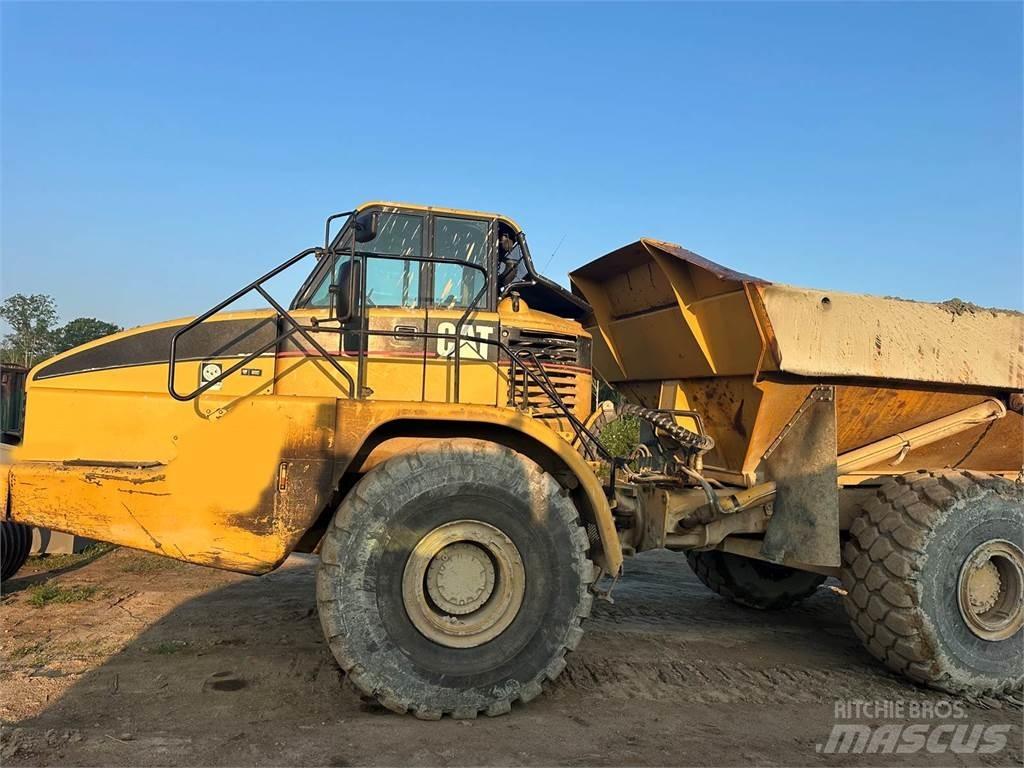 CAT 740 アーティキュレート式ダンプトラック